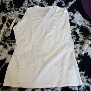 Long sleeve v neck T-shirt